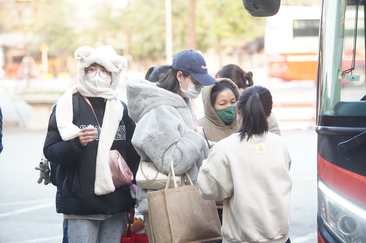 "Chuyến xe về Nam Định sẽ có khoảng 20 khách, về đến nơi khoảng 20h, vẫn kịp để mọi người đón giao thừa bên người thân", một lái xe chia sẻ.