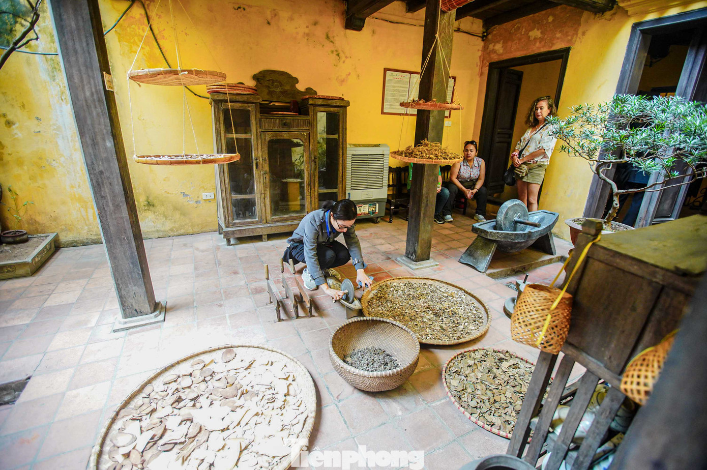 Không gian điều chế thuốc đông y tại ngôi nhà di sản. Không gian điều chế thuốc đông y tại ngôi nhà di sản.