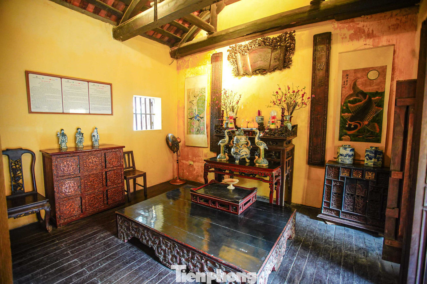 Khu vực phòng thờ mang kiến trúc của người Việt xưa. Trên bàn thờ là các đồ tượng trưng cho năm yếu tố ngũ hành đó là Kim, Mộc, Thủy, Hỏa, Thổ. Khu vực phòng thờ mang kiến trúc của người Việt xưa. Trên bàn thờ là các đồ tượng trưng cho năm yếu tố ngũ hành đó là Kim, Mộc, Thủy, Hỏa, Thổ.