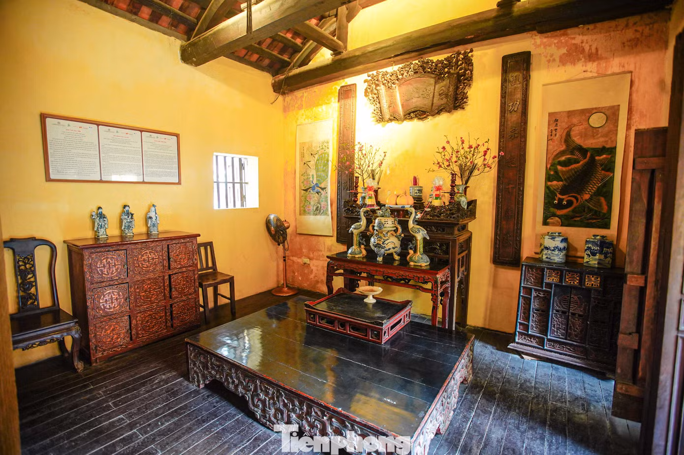 Khu vực phòng thờ mang kiến trúc của người Việt xưa. Trên bàn thờ là các đồ tượng trưng cho năm yếu tố ngũ hành đó là Kim, Mộc, Thủy, Hỏa, Thổ. Khu vực phòng thờ mang kiến trúc của người Việt xưa. Trên bàn thờ là các đồ tượng trưng cho năm yếu tố ngũ hành đó là Kim, Mộc, Thủy, Hỏa, Thổ.