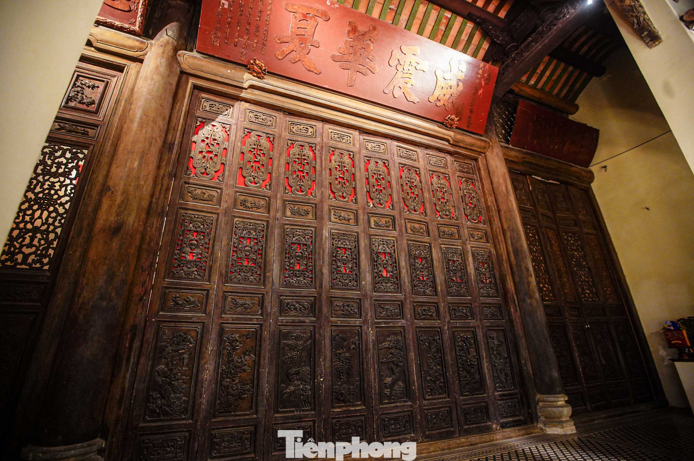 Ngay dưới thời Tây Sơn, năm 1801, người Quảng Đông đã dựng Hội quán. Sau đó hơn mười năm, cộng đồng Phúc Kiến cũng dựng Hội quán. Hai tòa hội quán là nơi thờ của bà Thiên Hậu, nơi tụ họp của người Hoa. Thời ấy, có 4 cộng đồng người Hoa ở Thăng Long, là Quảng Đông, Phúc Kiến, Triều Châu và Hải Nam. Người Quảng Đông thành lập cộng đồng sớm và mạnh nhất, chiếm hầu hết phố Đường nhân, nên phố này còn gọi là Quảng Đông hay Việt Đông, nay là Hàng Ngang. Khu người Phúc Kiến ở cũng gọi là phố Phúc Kiến, nay là phố Lãn Ông. Hai cộng đồng này chiếm lĩnh hầu hết các gian phố giao thương ở khu vực lại mở rộng sang cả Hàng Buồm, Hàng Bạc. Ngay dưới thời Tây Sơn, năm 1801, người Quảng Đông đã dựng Hội quán. Sau đó hơn mười năm, cộng đồng Phúc Kiến cũng dựng Hội quán. Hai tòa hội quán là nơi thờ của bà Thiên Hậu, nơi tụ họp của người Hoa. Thời ấy, có 4 cộng đồng người Hoa ở Thăng Long, là Quảng Đông, Phúc Kiến, Triều Châu và Hải Nam. Người Quảng Đông thành lập cộng đồng sớm và mạnh nhất, chiếm hầu hết phố Đường nhân, nên phố này còn gọi là Quảng Đông hay Việt Đông, nay là Hàng Ngang. Khu người Phúc Kiến ở cũng gọi là phố Phúc Kiến, nay là phố Lãn Ông. Hai cộng đồng này chiếm lĩnh hầu hết các gian phố giao thương ở khu vực lại mở rộng sang cả Hàng Buồm, Hàng Bạc.