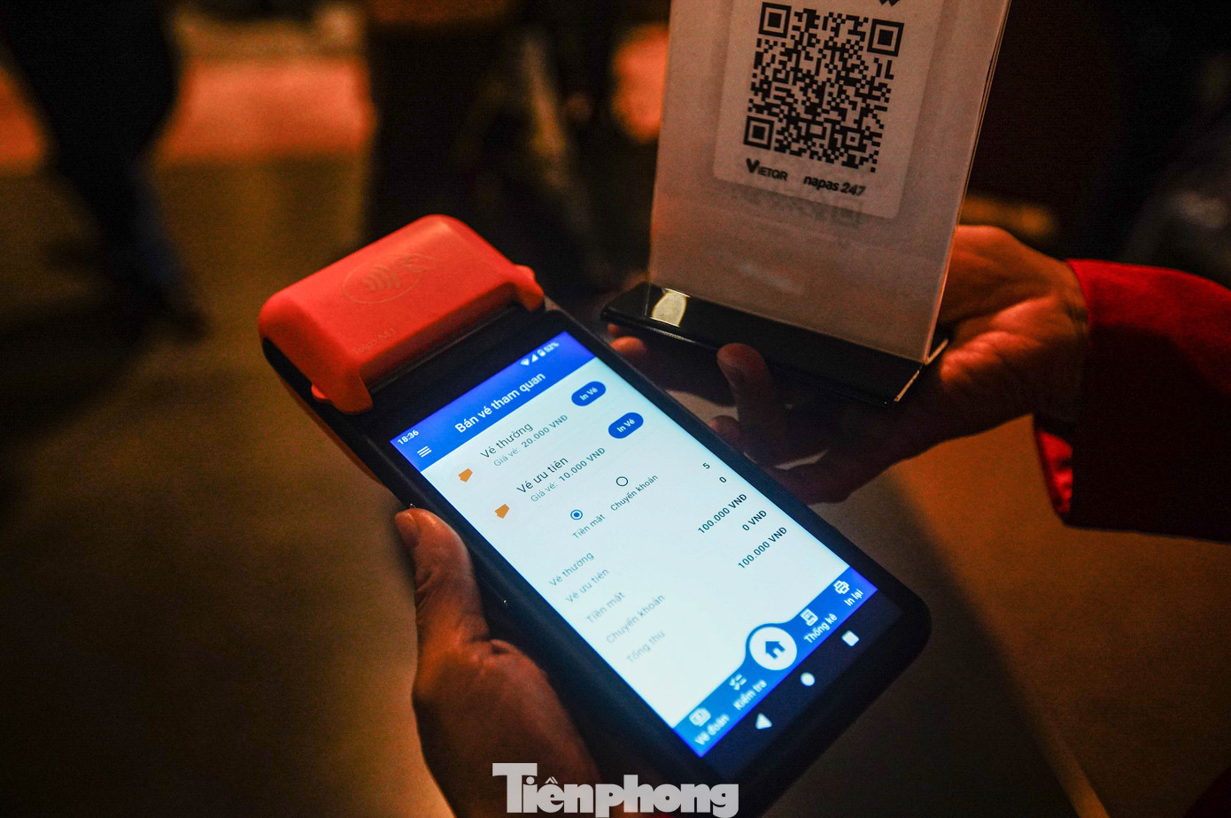 Đặc biệt, hệ thống vé điện tử sẽ cho phép một đoàn khách chỉ sử dụng 01 vé duy nhất cho toàn bộ thành viên trong đoàn. Đây là điểm ưu việt và khác biệt rất lớn so với các hệ thống vé điện tử khác vẫn yêu cầu mỗi khách sử dụng một vé để vào cửa. Với những ưu thế nổi trội về công nghệ, hệ thống vé điện tử mang lại sự thuận tiện hơn nhiều cho khách tham quan, hướng dẫn viên và doanh nghiệp lữ hành đưa khách đến. Đồng thời, giúp tổ chức lại quy trình quản lý bán và soát vé của di tích hiệu quả hơn. Mặt khác hệ thống cung cấp một công cụ tổng hợp, phân tích dữ liệu mạnh mẽ theo thời gian thực giúp ban quản lý di tích có thể theo dõi sát lượng vé bán ra theo các tiêu chí khác nhau và đánh giá được đặc điểm, hành vi, xu hướng của khách tham quan, từ đó có những điều chỉnh phù hợp với nhu cầu của khách. Đặc biệt, hệ thống vé điện tử sẽ cho phép một đoàn khách chỉ sử dụng 01 vé duy nhất cho toàn bộ thành viên trong đoàn. Đây là điểm ưu việt và khác biệt rất lớn so với các hệ thống vé điện tử khác vẫn yêu cầu mỗi khách sử dụng một vé để vào cửa. Với những ưu thế nổi trội về công nghệ, hệ thống vé điện tử mang lại sự thuận tiện hơn nhiều cho khách tham quan, hướng dẫn viên và doanh nghiệp lữ hành đưa khách đến. Đồng thời, giúp tổ chức lại quy trình quản lý bán và soát vé của di tích hiệu quả hơn. Mặt khác hệ thống cung cấp một công cụ tổng hợp, phân tích dữ liệu mạnh mẽ theo thời gian thực giúp ban quản lý di tích có thể theo dõi sát lượng vé bán ra theo các tiêu chí khác nhau và đánh giá được đặc điểm, hành vi, xu hướng của khách tham quan, từ đó có những điều chỉnh phù hợp với nhu cầu của khách.