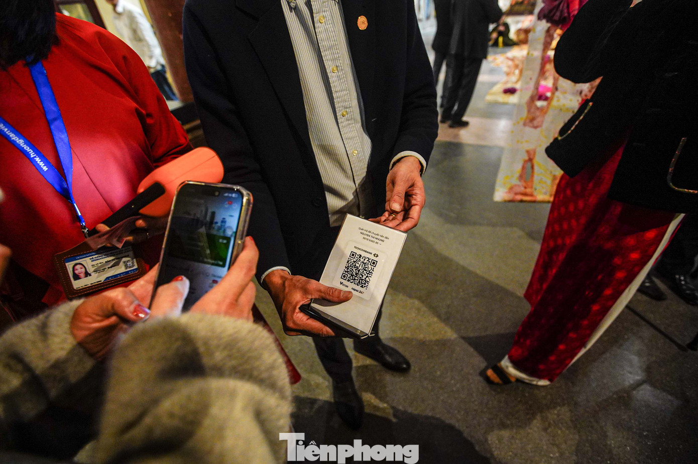 Hệ thống cho phép du khách, công ty lữ hành, hướng dẫn viên có thể đặt mua vé trực tuyến thông qua Ứng dụng du lịch quốc gia “Du lịch Việt Nam - Vietnam Travel”; Hệ thống cho phép các điểm đến có thể liên kết bán vé tham quan liên tuyến, mua vé một lần ở một điểm và sử dụng ở nhiều điểm; Hệ thống hỗ trợ du khách có thể sử dụng một trong 3 phương thức khác nhau để sử dụng vé vào cửa: Vé in tại quầy, Thẻ Việt - Thẻ du lịch thông minh hoặc Ứng dụng du lịch quốc gia “Du lịch Việt Nam - Vietnam Travel”. Hệ thống cho phép du khách, công ty lữ hành, hướng dẫn viên có thể đặt mua vé trực tuyến thông qua Ứng dụng du lịch quốc gia “Du lịch Việt Nam - Vietnam Travel”; Hệ thống cho phép các điểm đến có thể liên kết bán vé tham quan liên tuyến, mua vé một lần ở một điểm và sử dụng ở nhiều điểm; Hệ thống hỗ trợ du khách có thể sử dụng một trong 3 phương thức khác nhau để sử dụng vé vào cửa: Vé in tại quầy, Thẻ Việt - Thẻ du lịch thông minh hoặc Ứng dụng du lịch quốc gia “Du lịch Việt Nam - Vietnam Travel”.