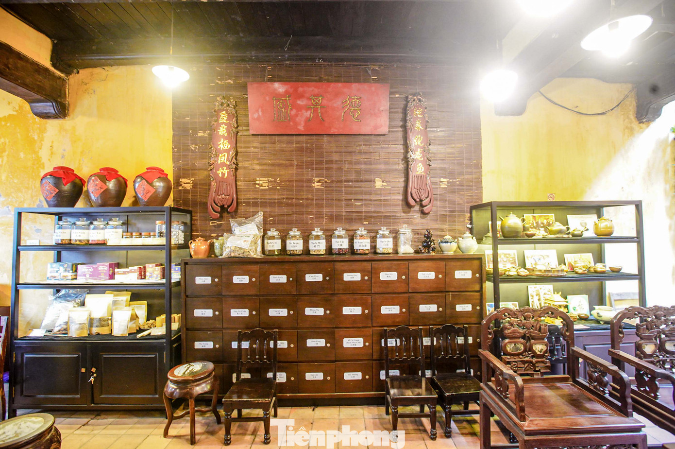 Ngôi nhà cổ Mã Mây là một trong 14 ngôi nhà cổ ở Hà Nội đang được bảo tồn và làm địa điểm tham quan du lịch, triển lãm. Ngôi nhà đã nhiều lần đổi chủ. Năm 1945, một thương gia bán thuốc bắc mua lại căn nhà này. 5 gia đình sinh sống tại đây từ năm 1954 đến năm 1999. Đến cuối năm 1998, ngôi nhà được đầu tư tôn tạo theo trong khuôn khổ hợp tác giữa thành phố Hà Nội và thành phố Toulouse (Pháp), hoàn thành vào năm 1999. Ngôi nhà cổ Mã Mây là một trong 14 ngôi nhà cổ ở Hà Nội đang được bảo tồn và làm địa điểm tham quan du lịch, triển lãm. Ngôi nhà đã nhiều lần đổi chủ. Năm 1945, một thương gia bán thuốc bắc mua lại căn nhà này. 5 gia đình sinh sống tại đây từ năm 1954 đến năm 1999. Đến cuối năm 1998, ngôi nhà được đầu tư tôn tạo theo trong khuôn khổ hợp tác giữa thành phố Hà Nội và thành phố Toulouse (Pháp), hoàn thành vào năm 1999.