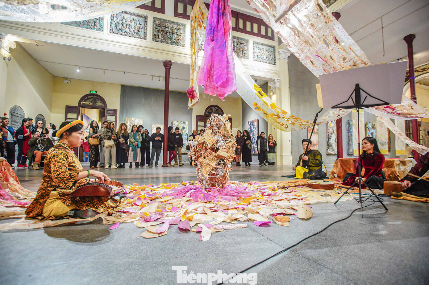 Hiện nay, Hội quán Quảng Đông đã trở thành một di tích nghệ thuật, một địa chỉ tham quan hấp dẫn dành cho khách du lịch khi đến phố cổ Hà Nội. Hiện nay, Hội quán Quảng Đông đã trở thành một di tích nghệ thuật, một địa chỉ tham quan hấp dẫn dành cho khách du lịch khi đến phố cổ Hà Nội.