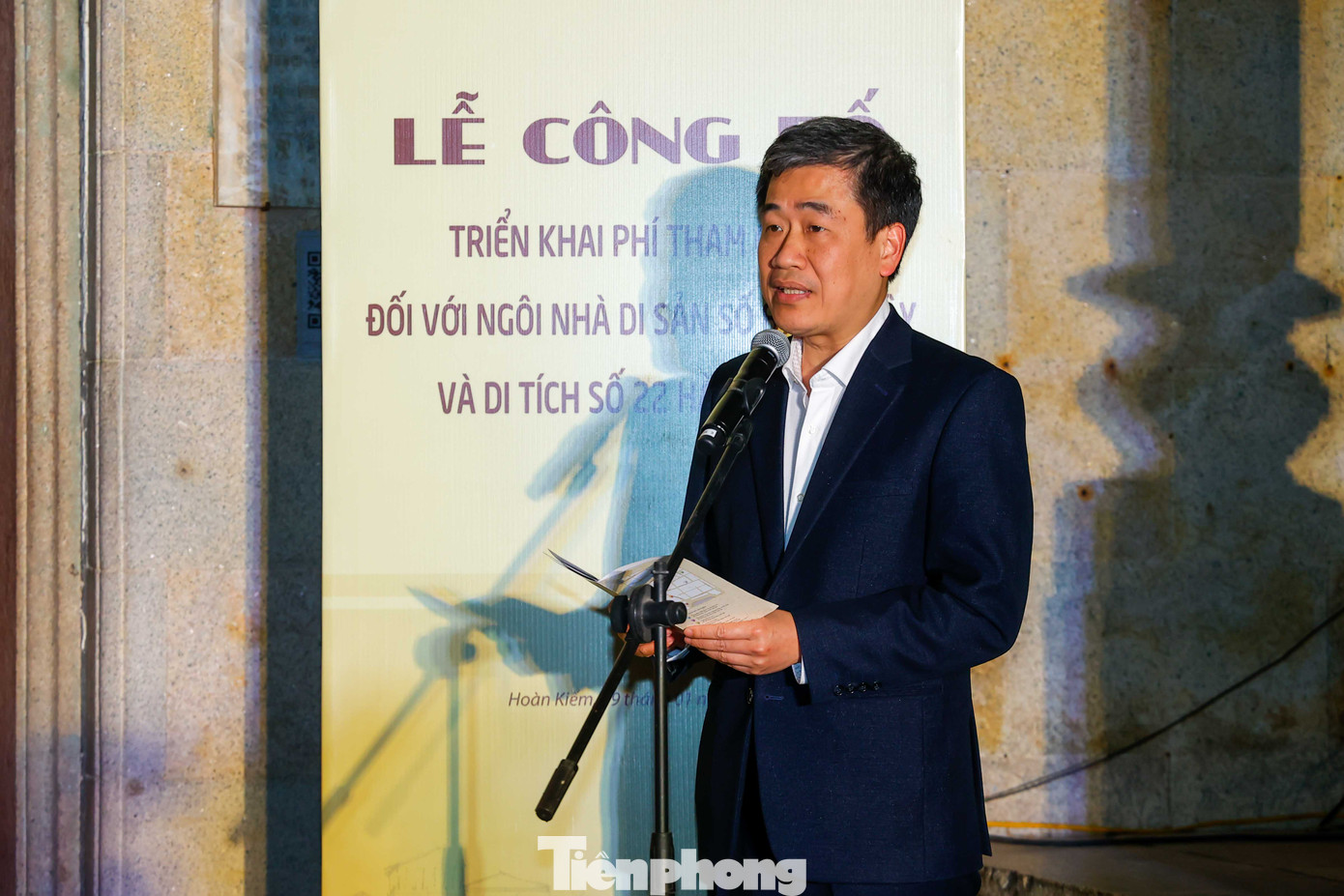 Phó Chủ tịch UBND quận Hoàn Kiếm Nguyễn Quốc Hoàn cho biết, UBND quận đã giao Ban quản lý hồ Hoàn Kiếm và phố cổ Hà Nội phối hợp với Trung tâm thông tin du lịch - Cục Du lịch Quốc gia Việt Nam hoàn thiện phương án thu phí tham quan phù hợp với đặc điểm của di tích. "Bên cạnh thu phí tham quan, quận tiếp tục phối hợp với các nhà khoa học, nhà nghiên cứu văn hóa tổ chức các hoạt động văn hóa, triển lãm nghệ thuật tại các điểm di tích, tạo nên các sản phẩm văn hóa có chất lượng để phục vụ nhân dân dân, du khách trong và ngoài nước", Phó Chủ tịch UBND quận Hoàn Kiếm chia sẻ thêm. Phó Chủ tịch UBND quận Hoàn Kiếm Nguyễn Quốc Hoàn cho biết, UBND quận đã giao Ban quản lý hồ Hoàn Kiếm và phố cổ Hà Nội phối hợp với Trung tâm thông tin du lịch - Cục Du lịch Quốc gia Việt Nam hoàn thiện phương án thu phí tham quan phù hợp với đặc điểm của di tích. "Bên cạnh thu phí tham quan, quận tiếp tục phối hợp với các nhà khoa học, nhà nghiên cứu văn hóa tổ chức các hoạt động văn hóa, triển lãm nghệ thuật tại các điểm di tích, tạo nên các sản phẩm văn hóa có chất lượng để phục vụ nhân dân dân, du khách trong và ngoài nước", Phó Chủ tịch UBND quận Hoàn Kiếm chia sẻ thêm.