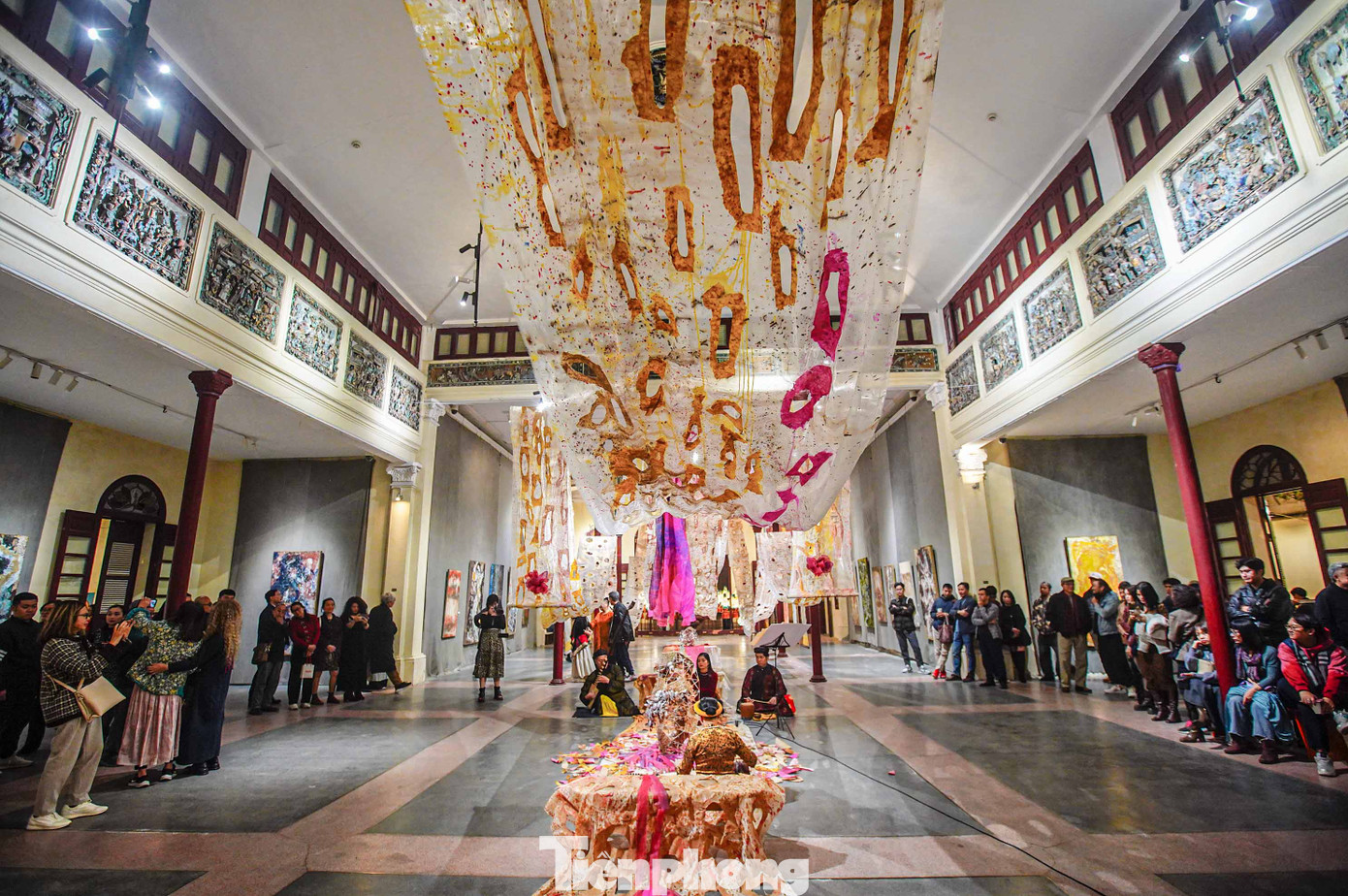 Di tích số 22 phố Hàng Buồm là một điểm di tích với kiến trúc độc đáo với diện tích 1.670 m2. Nơi đây thể hiện rõ sự giao thoa văn hóa Đông - Tây, khi di tích sử dụng những mảng, khối bê-tông của phương Tây, nhưng các đường nét trang trí, đặc biệt là điêu khắc lại mang đậm dấu ấn văn hóa Á Đông. Bên trong di tích có nhiều gian nhà với những bức tượng, bức phù điêu độc đáo. Di tích số 22 phố Hàng Buồm là một điểm di tích với kiến trúc độc đáo với diện tích 1.670 m2. Nơi đây thể hiện rõ sự giao thoa văn hóa Đông - Tây, khi di tích sử dụng những mảng, khối bê-tông của phương Tây, nhưng các đường nét trang trí, đặc biệt là điêu khắc lại mang đậm dấu ấn văn hóa Á Đông. Bên trong di tích có nhiều gian nhà với những bức tượng, bức phù điêu độc đáo.