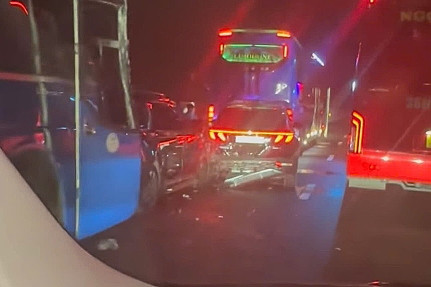 Hiện trường vụ tai nạn liên hoàn 5 xe trên cao tốc Vĩnh Hảo - Phan Thiết. Ảnh: M.B