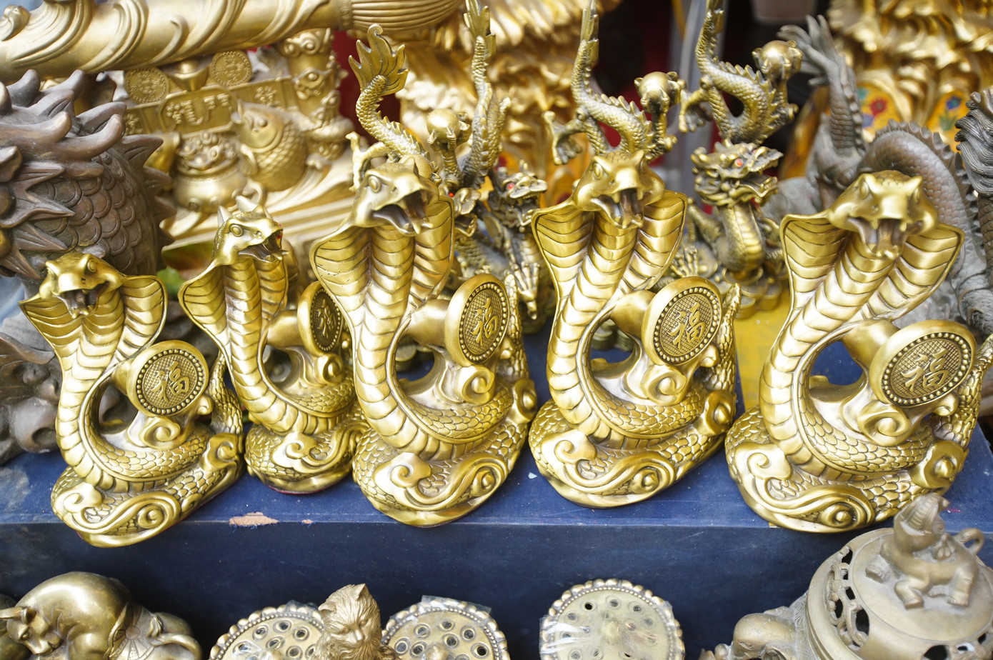 Năm nay, một trong những mặt hàng được người mua săn đón là những đồ cổ, đồ đồng, hay giả cổ có hình linh vật rắn với giá từ vài trăm đến hàng triệu đồng một sản phẩm.