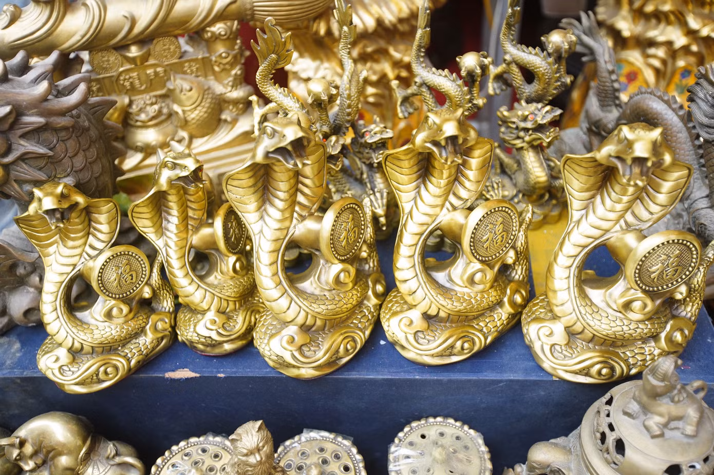 Năm nay, một trong những mặt hàng được người mua săn đón là những đồ cổ, đồ đồng, hay giả cổ có hình linh vật rắn với giá từ vài trăm đến hàng triệu đồng một sản phẩm.