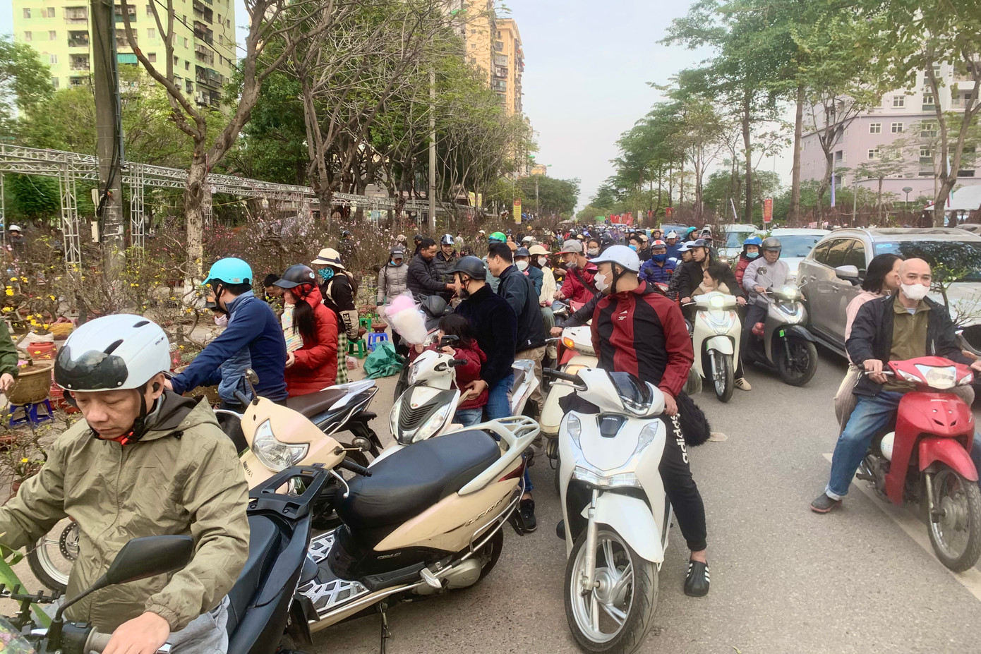 Khu phố Tân Mai tấp nập người mua bán ngày 28 Tết.