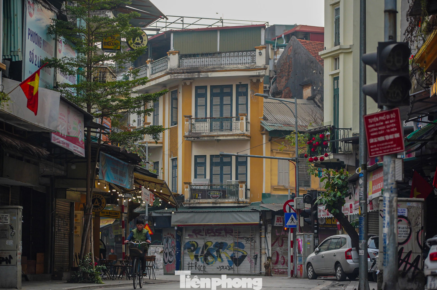 Những nếp nhà cổ hiện ra trong sự yên tĩnh của ngày mùng 1.