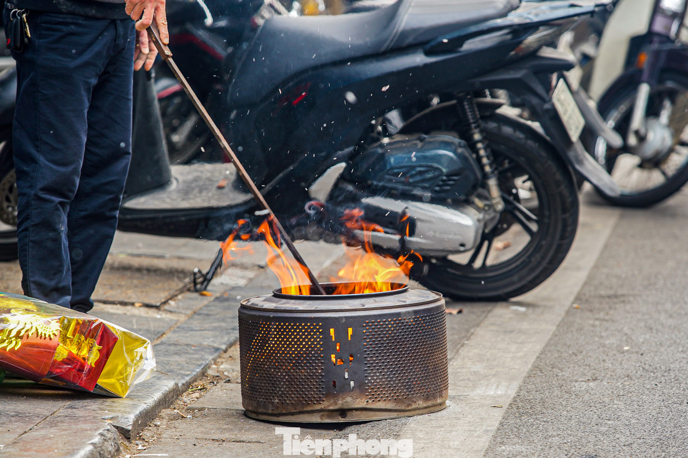 Việc đốt vàng mã ngay tại vỉa hè, lòng đường dễ bắt gặp nhất tại khu phố cổ, nơi "đất chật người đông".