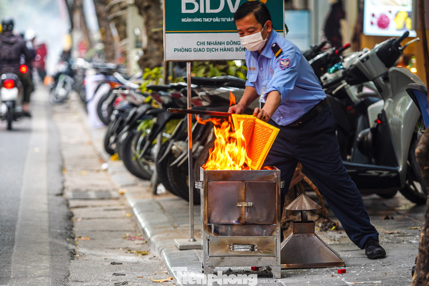 Người dân đem vàng mã ngay trên vỉa hè phố Hàng Bông, nơi có nhiều người dân và du khách qua lại.