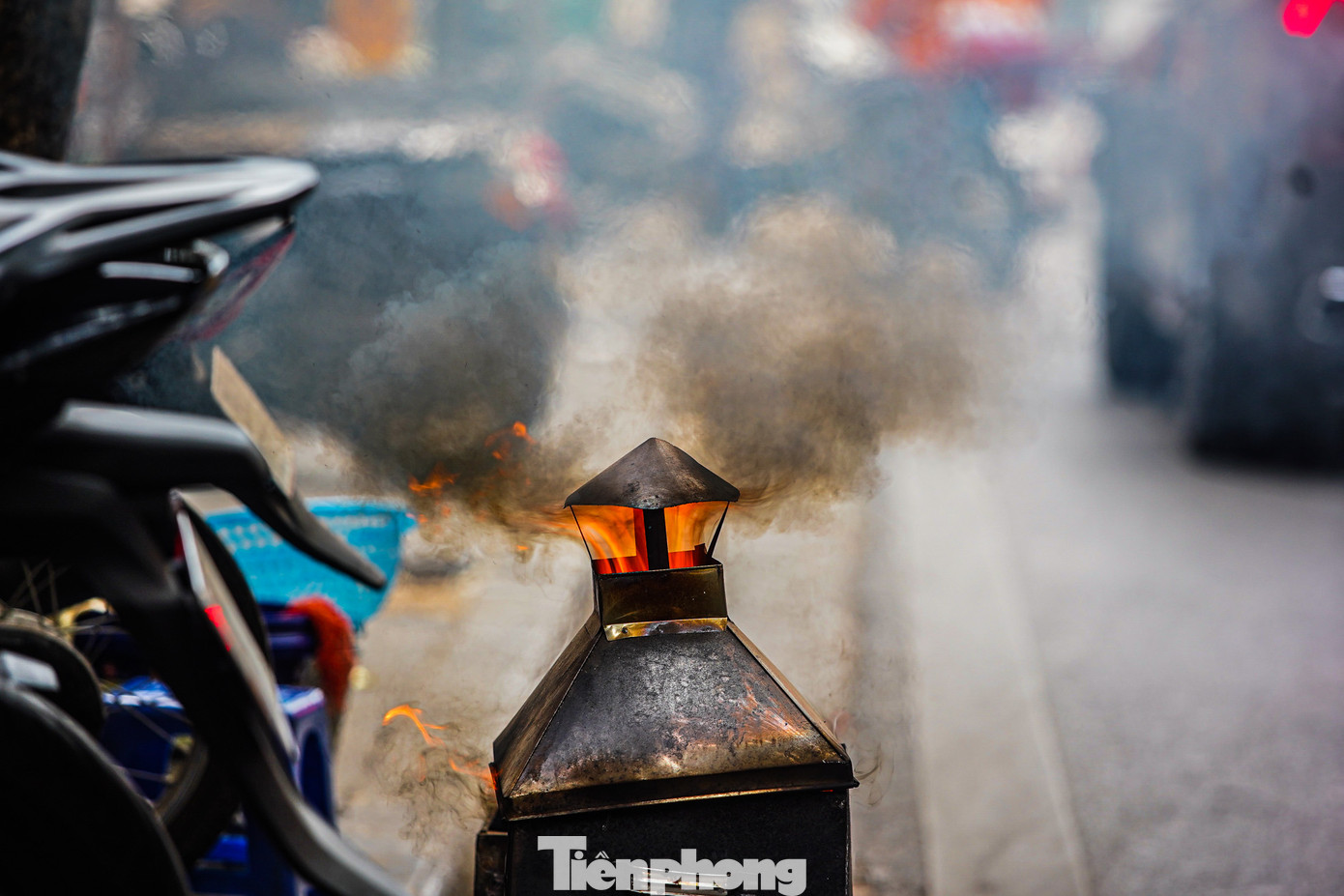 Bên cạnh đó, việc đốt vàng mã trực tiếp gây ô nhiễm môi trường.