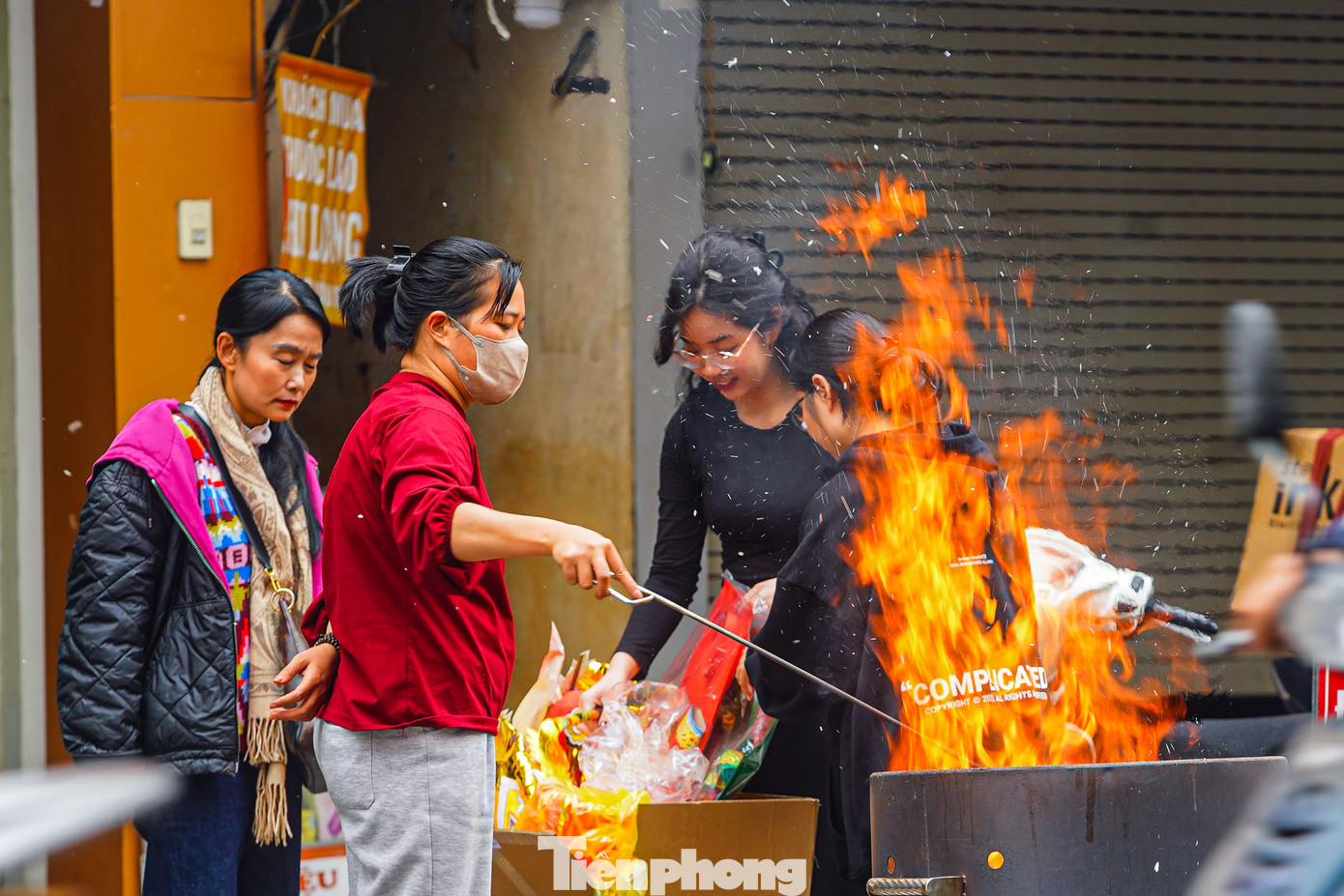 Cột lửa cao hơn 2m, bụi giấy, khói đen bay ra ngoài đường.
