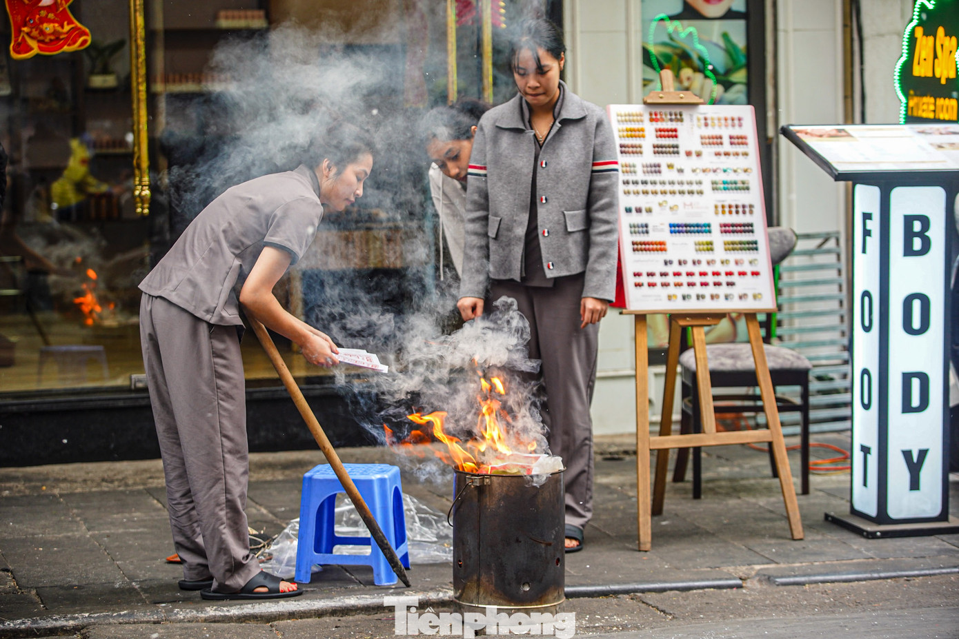 Khói bốc nghi ngút trên phố Hàng Chiếu.