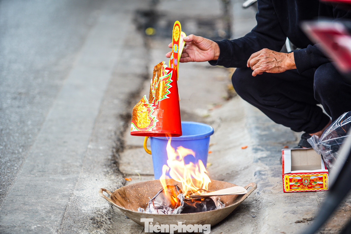 Ghi nhận của PV, trên nhiều con phố như Cửa Nam, Hàng Bông, Hàng Ngang, Hàng Đào, Hàng Điếu... người dân đem đồ mã ra ngay vỉa hè trước cửa nhà đốt khiến con phố đỏ lửa, nghi ngút khói.