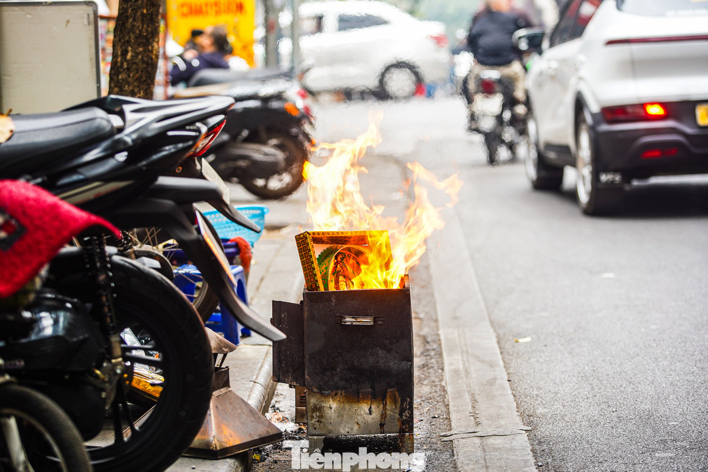 Dù nhiều phản ánh về tình trạng đốt vàng mã, nhiều gia đình vẫn đốt vì cho rằng đây là tập tục lâu đời.