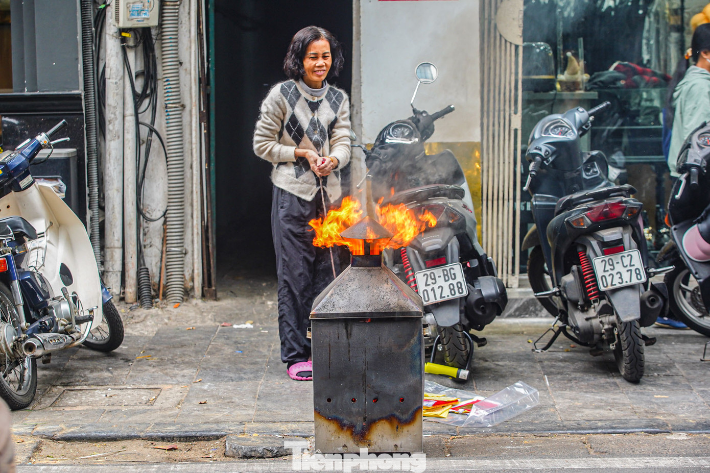 Dù đã dùng lò tôn nhưng đốt vàng mã vẫn gây ra khói mù mịt.