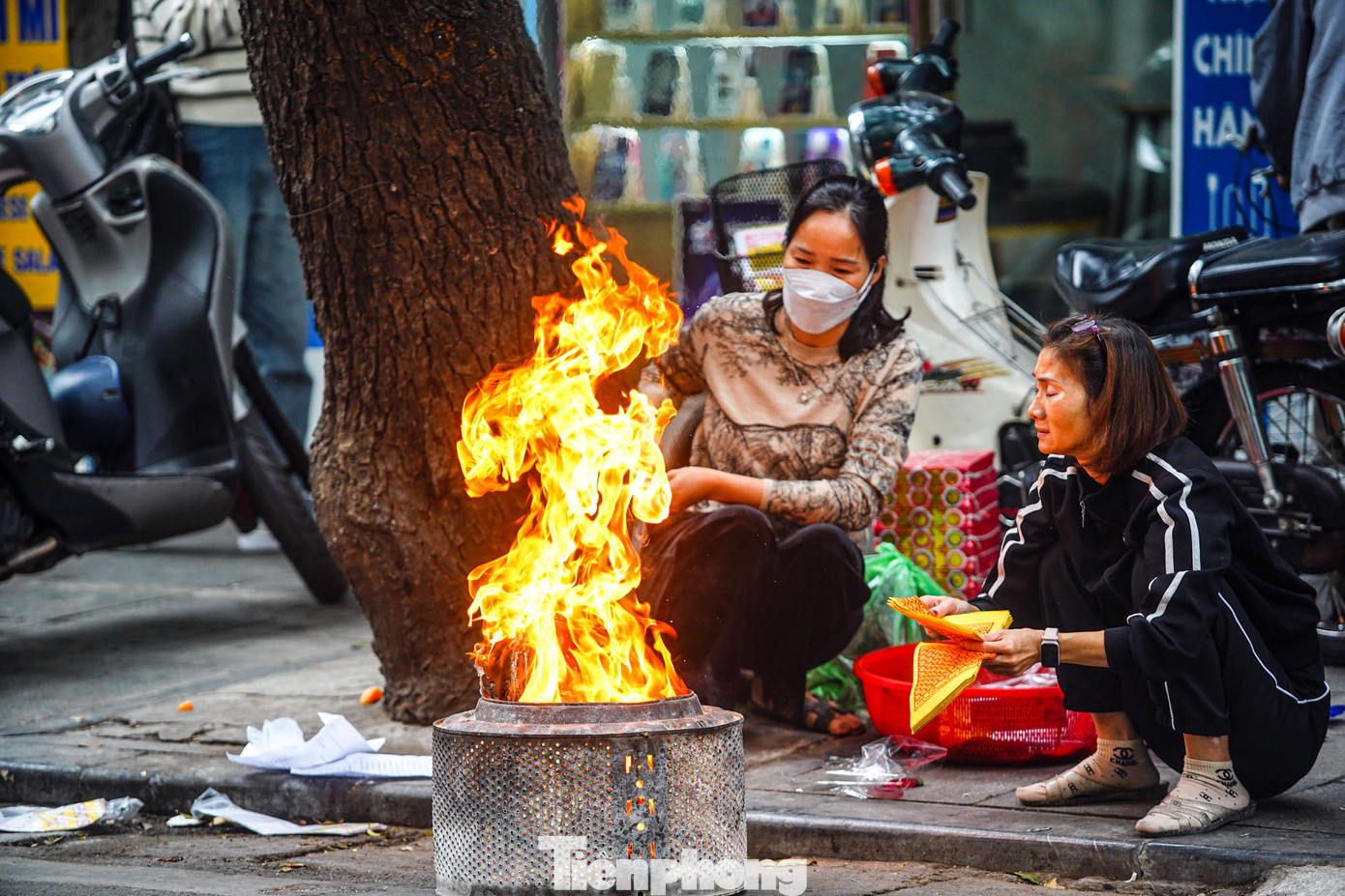 Lửa rực đỏ trên phố Hàng Ngang trong ngày Tết ông Công ông Táo.