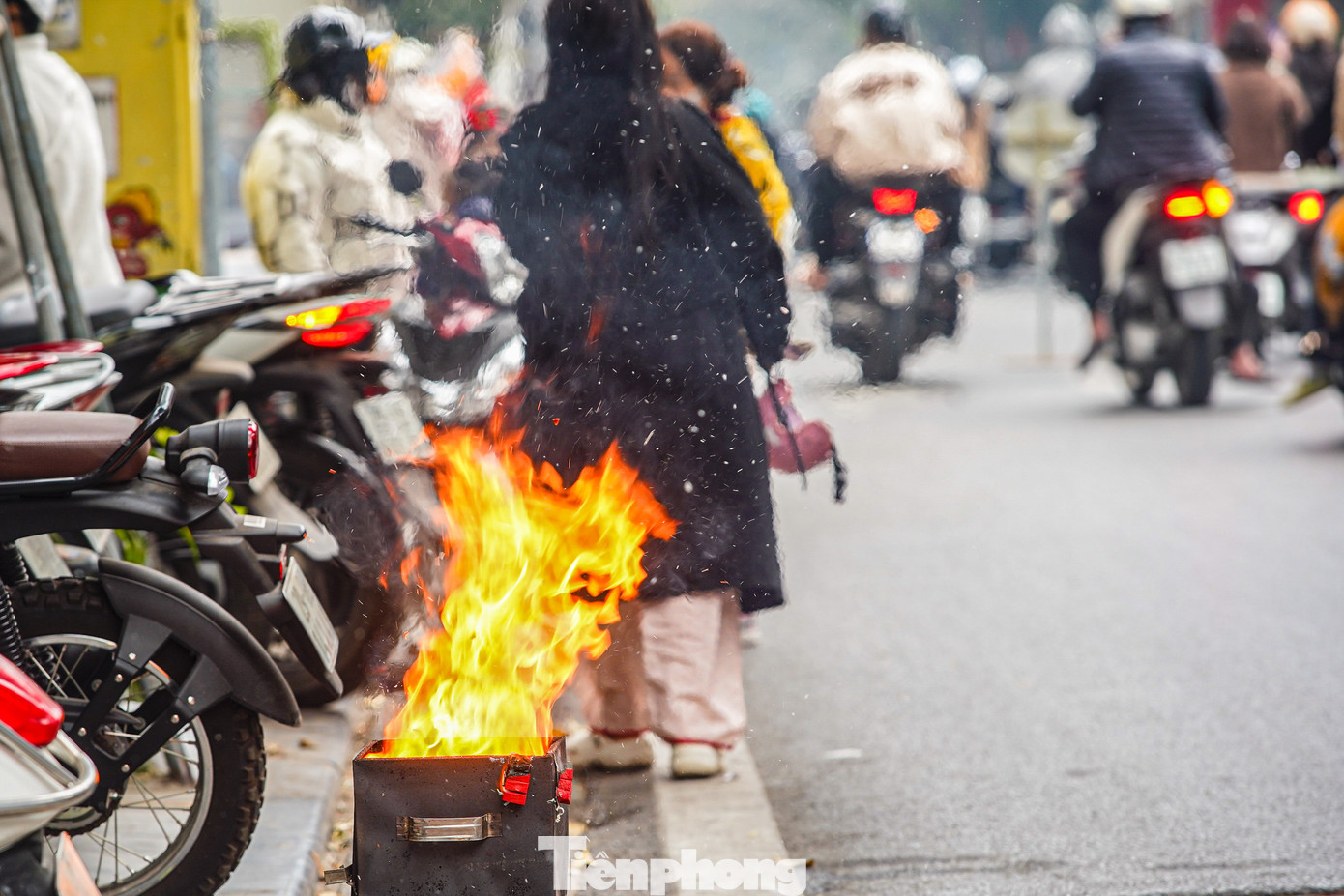 "Tôi nghĩ việc đốt vàng mã chỉ nên mang tính chất tượng trưng, không sa đà vào mê tín gây lãng phí và ảnh hưởng đến môi trường sống", một người dân sống tại khu phố cổ cho biết.