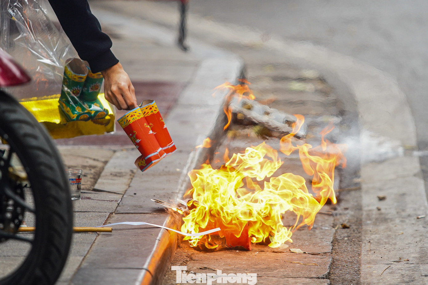 Ghi nhận của PV, trên nhiều con phố như Cửa Nam, Hàng Bông, Hàng Ngang, Hàng Đào, Hàng Điếu... người dân đem đồ mã ra ngay vỉa hè trước cửa nhà đốt khiến con phố đỏ lửa, nghi ngút khói.