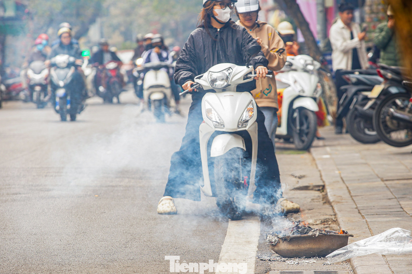 "Tầm 11h, em thấy mọi người bắt đầu mang đồ mã ra vỉa hè, lòng đường để đốt. Khói cùng với bụi giấy bay ra ngoài đường gây khó chịu cho mũi và mắt, rất nguy hiểm nếu như đang lái xe", Hà Anh (Cầu Giấy, Hà Nội) chia sẻ.