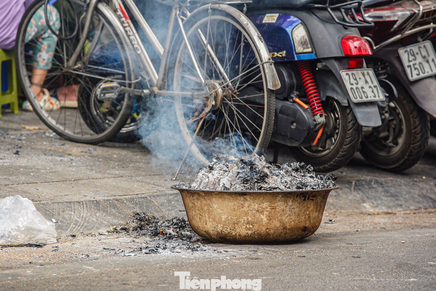 Sau khi đốt, nhiều người thường vẩy nước hoặc dùng gậy, que để cho lửa cháy nhanh, đỡ khói bụi.