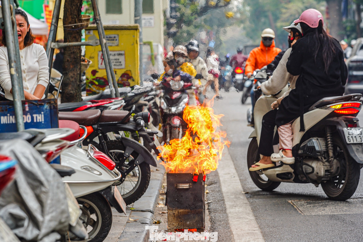 "Tôi nghĩ việc đốt vàng mã chỉ nên mang tính chất tượng trưng, không sa đà vào mê tín gây lãng phí và ảnh hưởng đến môi trường sống", một người dân sống tại khu phố cổ cho biết.