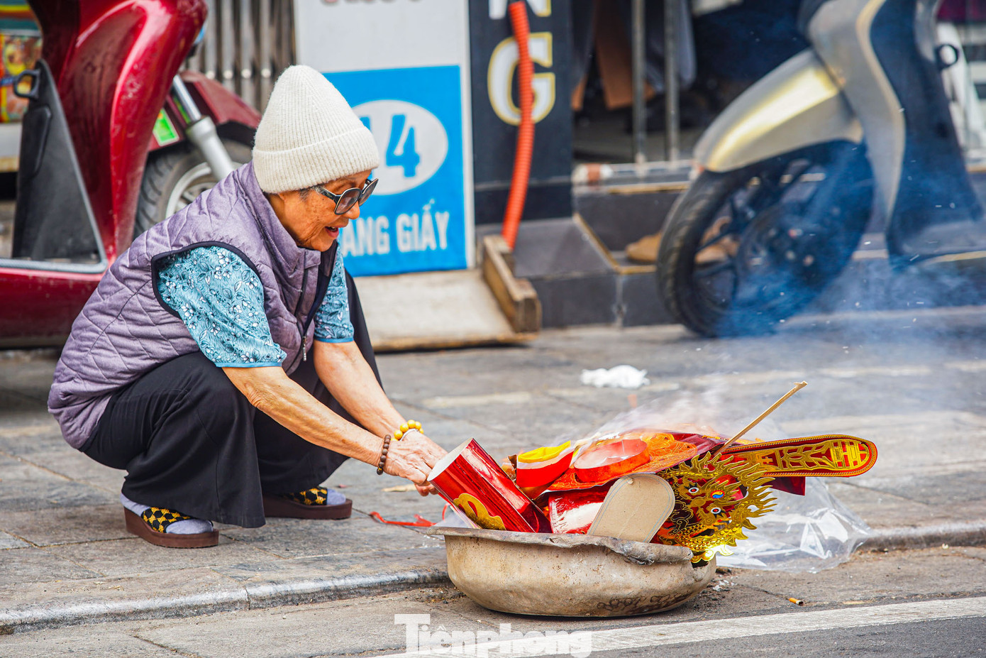 Theo tục lệ cổ truyền của người Việt Nam, hàng năm cứ đến ngày 23 tháng Chạp, Táo Quân lại cưỡi cá chép bay về trời để trình báo mọi việc xảy ra trong gia đình với Ngọc Hoàng. Sau khi nghi thức cúng, người dân lại đem đồ mã ra đốt ngay tại vỉa hè lòng đường, gần nơi mình sinh sống.