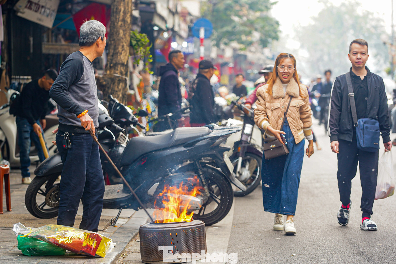 Việc đốt vàng mã ngay tại vỉa hè, lòng đường dễ bắt gặp nhất tại khu phố cổ, nơi "đất chật người đông".