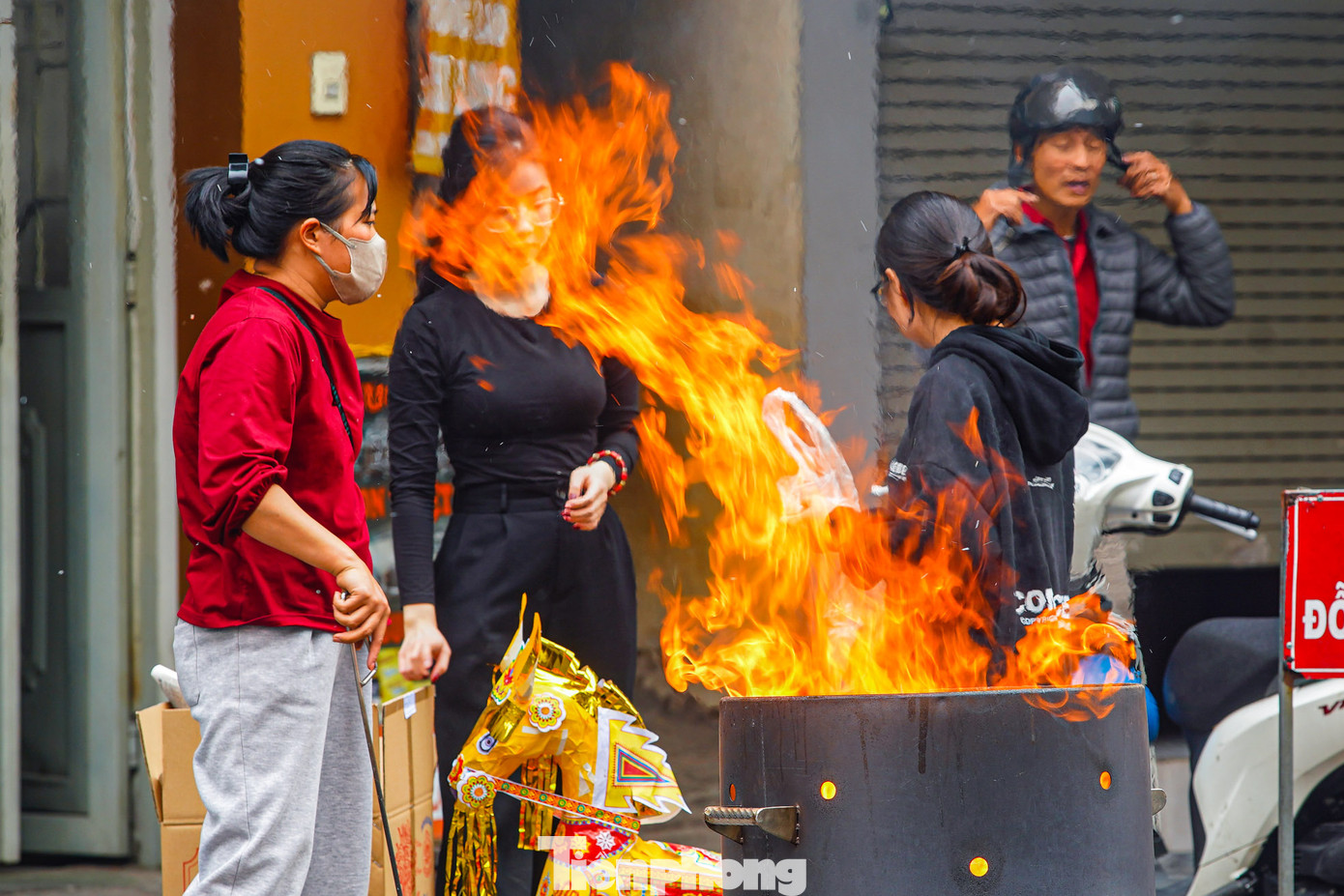 Cột lửa cao hơn 2m, bụi giấy, khói đen bay ra ngoài đường.
