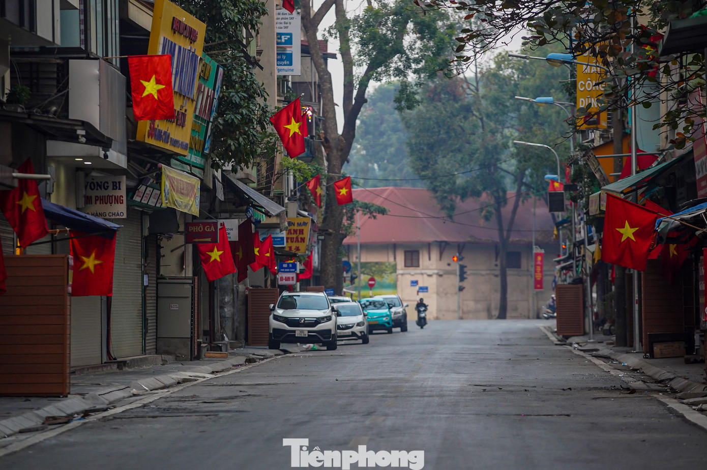 Thay vào đó là một Hà Nội bình yên hiếm có với khung cảnh phố phường yên tĩnh cùng sắc cờ đỏ sao vàng hiện lên như một bức tranh.