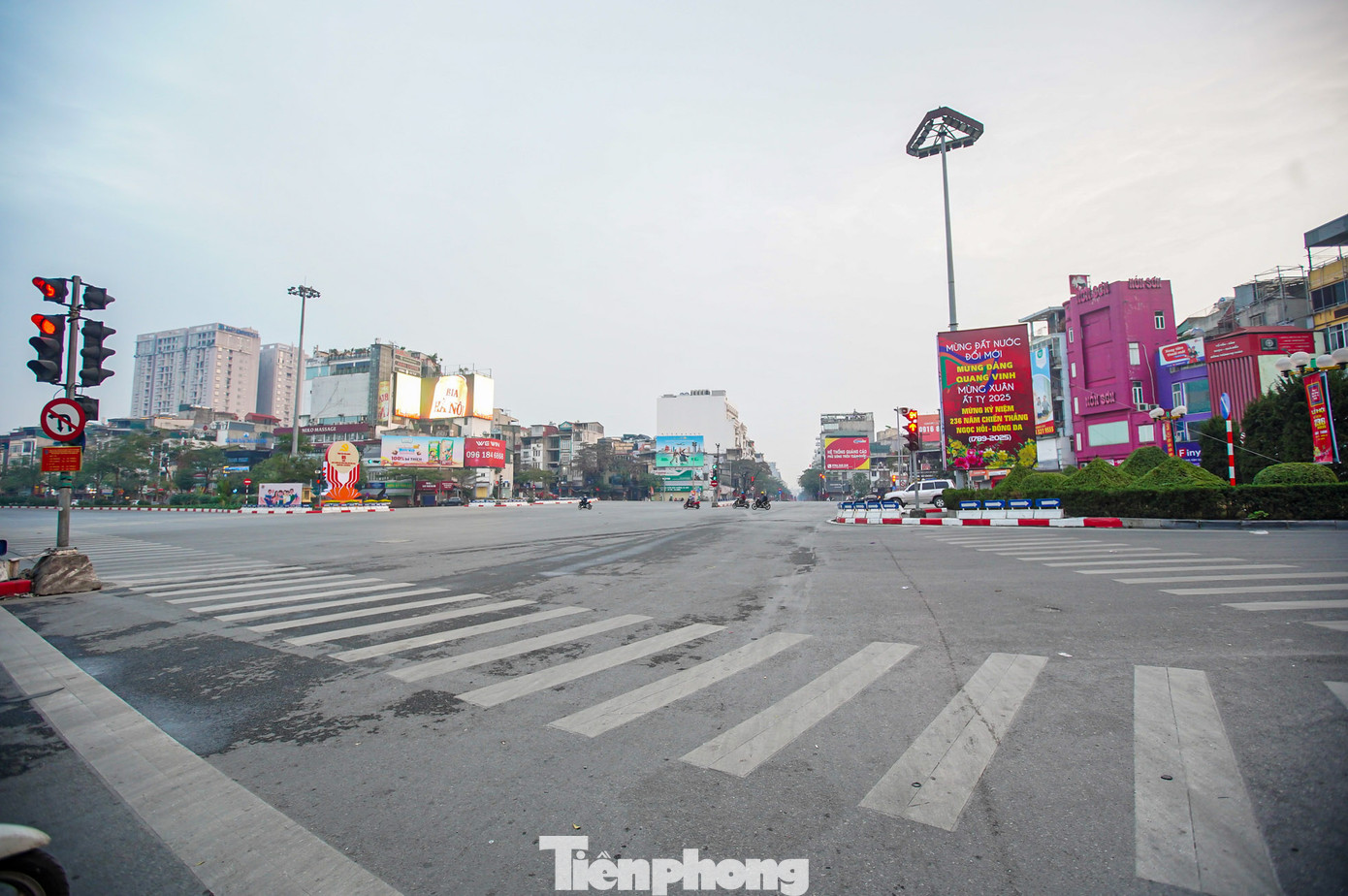 Sáng mùng 1 Tết Nguyên đán, phố phường Hà Nội lác đác xe cộ, không có cảnh tắc đường, hàng hóa bày bán, kinh doanh vỉa hè…