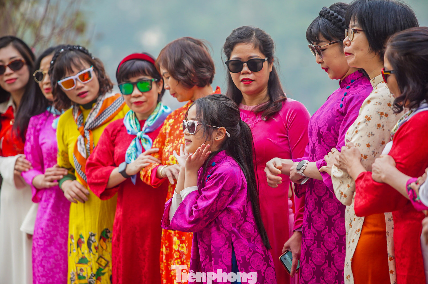 Nhóm du khách du xuân tại khu vực bờ hồ Hoàn Kiếm.