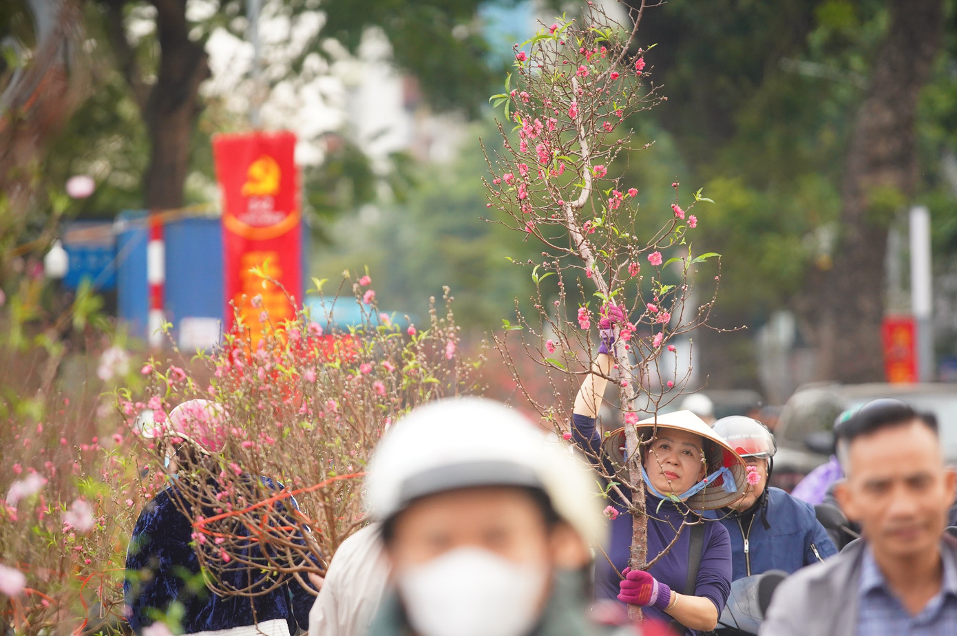 Đây là thời điểm nhu cầu mua sắm của người dân tăng cao sau khi kết thúc công việc, trở về nhà ăn Tết.