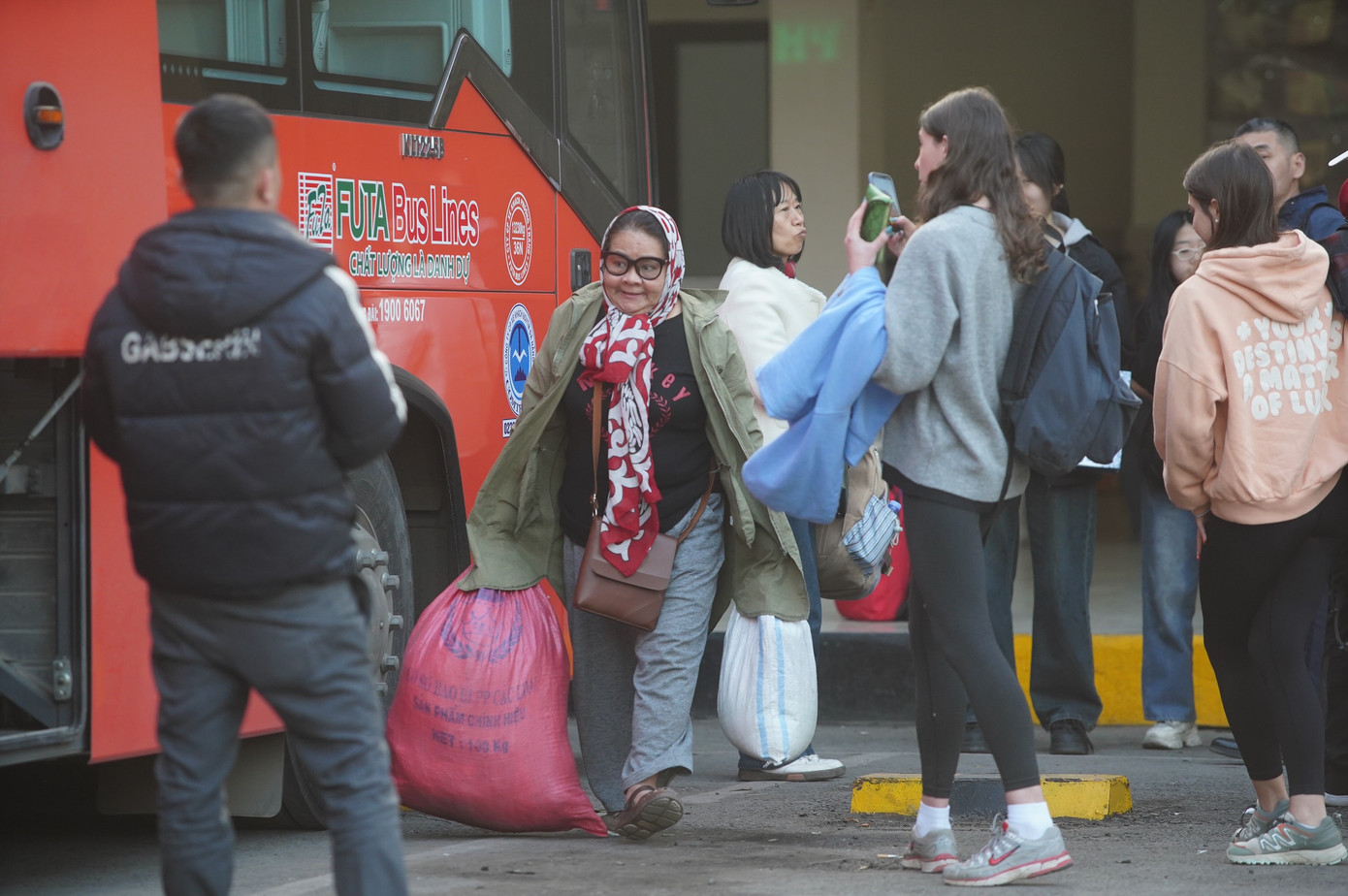 Người dân vác đồ lỉnh kỉnh về quê.