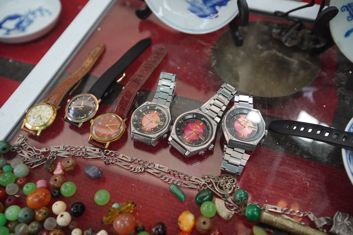 Đồng hồ, dây chuyền, vòng tay, kính mắt... của thời "ông bà anh" được bày bán tại chợ.