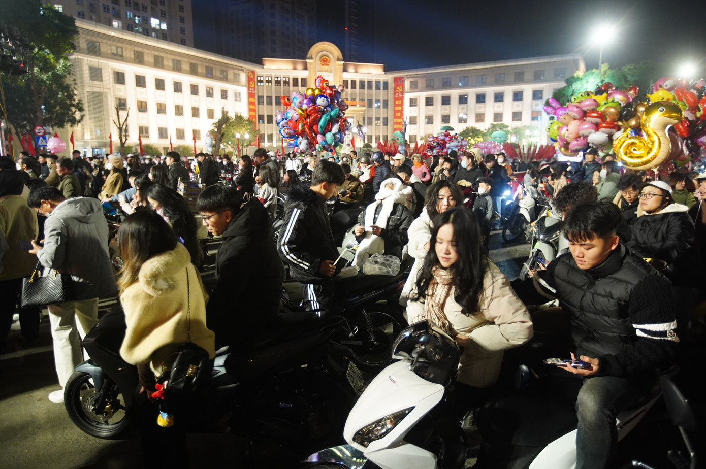 Ghi nhận của PV, khoảng 22h ngày 29 Tết (28/1), hàng nghìn người dân Thủ đô có mặt tại khu vực đường Lạc Long Quân (quận Tây Hồ) để chờ đón khoảnh khắc giao thừa.