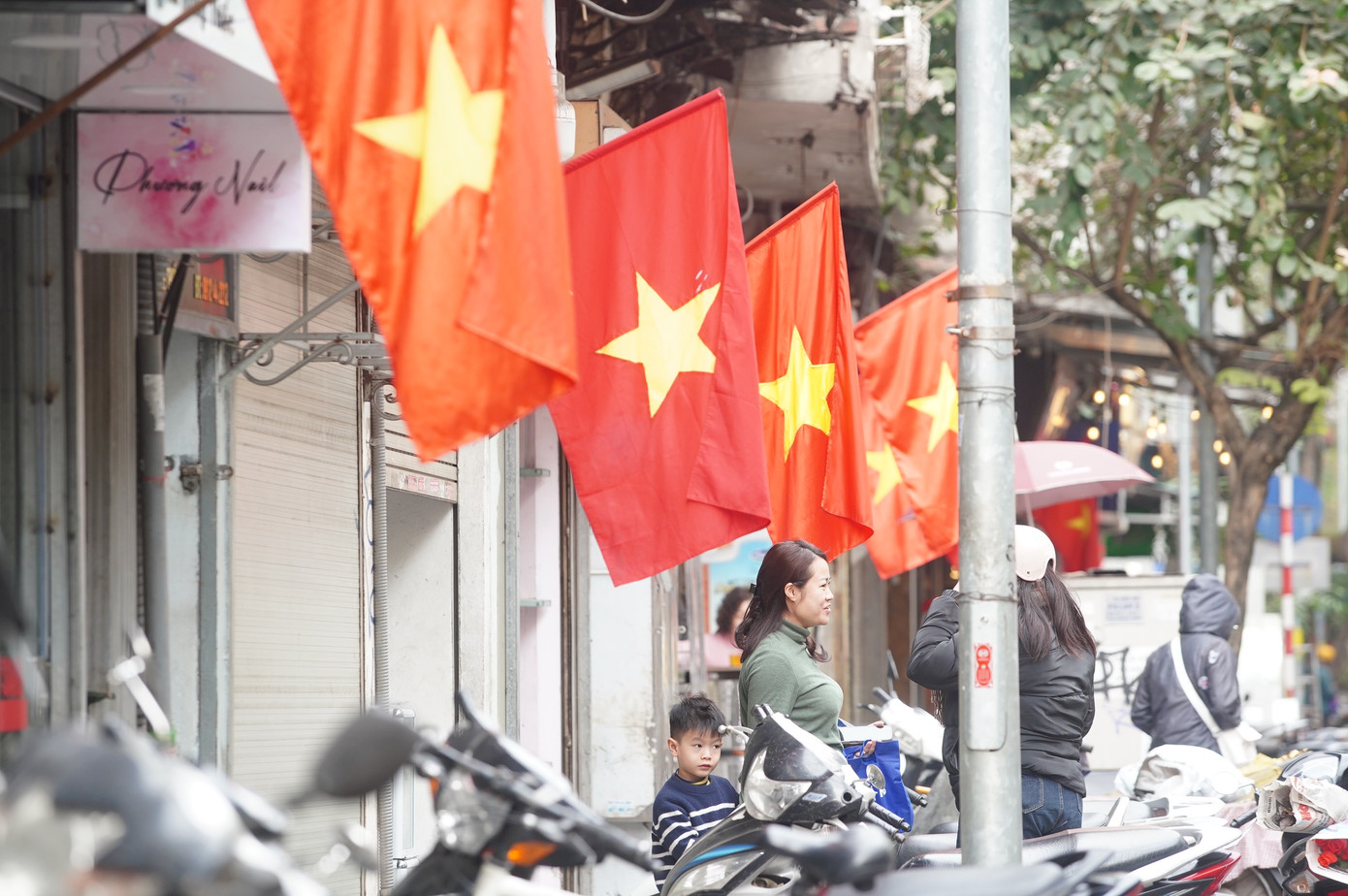 Cứ mỗi dịp Tết đến xuân về, mỗi nhà, xóm, tổ dân phố lại tự treo cờ đỏ sao vàng trước cửa để đón năm mới.