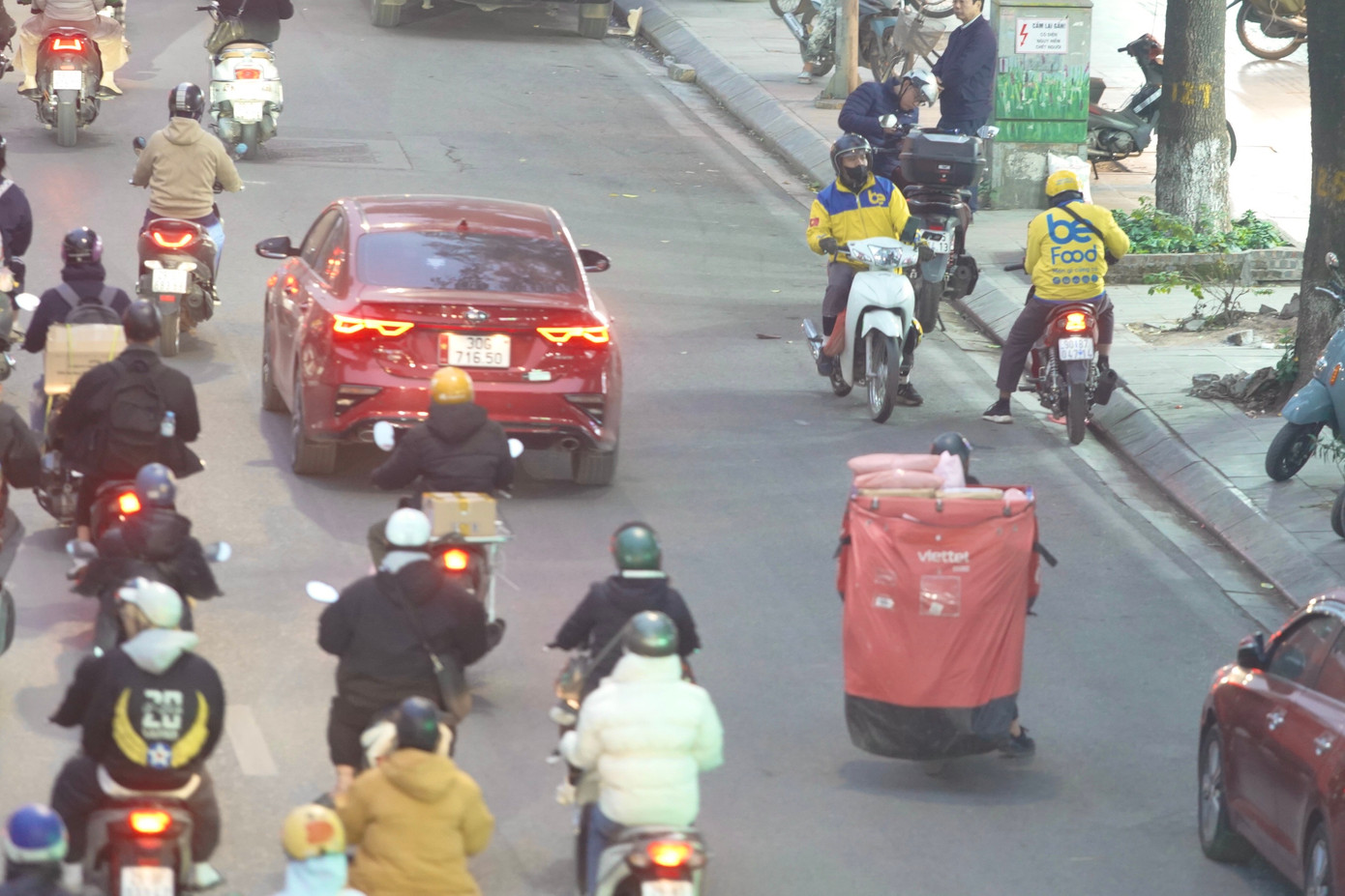 Các hành vi vi phạm trật tự an toàn giao thông thường xảy ra là vượt đèn đỏ, vi phạm tốc độ, dừng đỗ sai quy định, vi phạm nồng độ cồn, tham gia giao thông không đội mũ bảo hiểm.