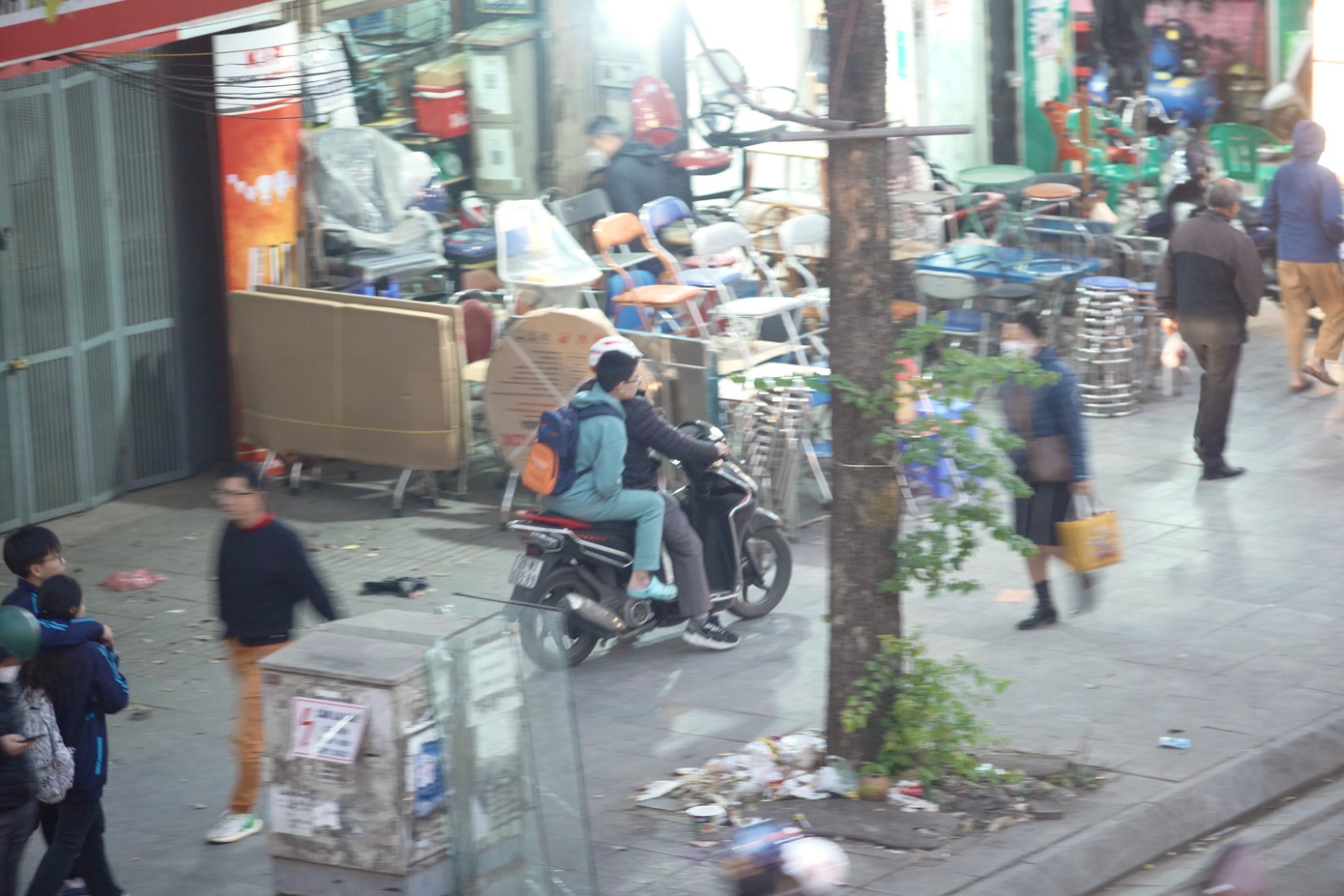 Một phương tiện đi ngược chiều, leo vỉa hè giữa dòng người đi bộ trên đường Nguyễn Trãi.