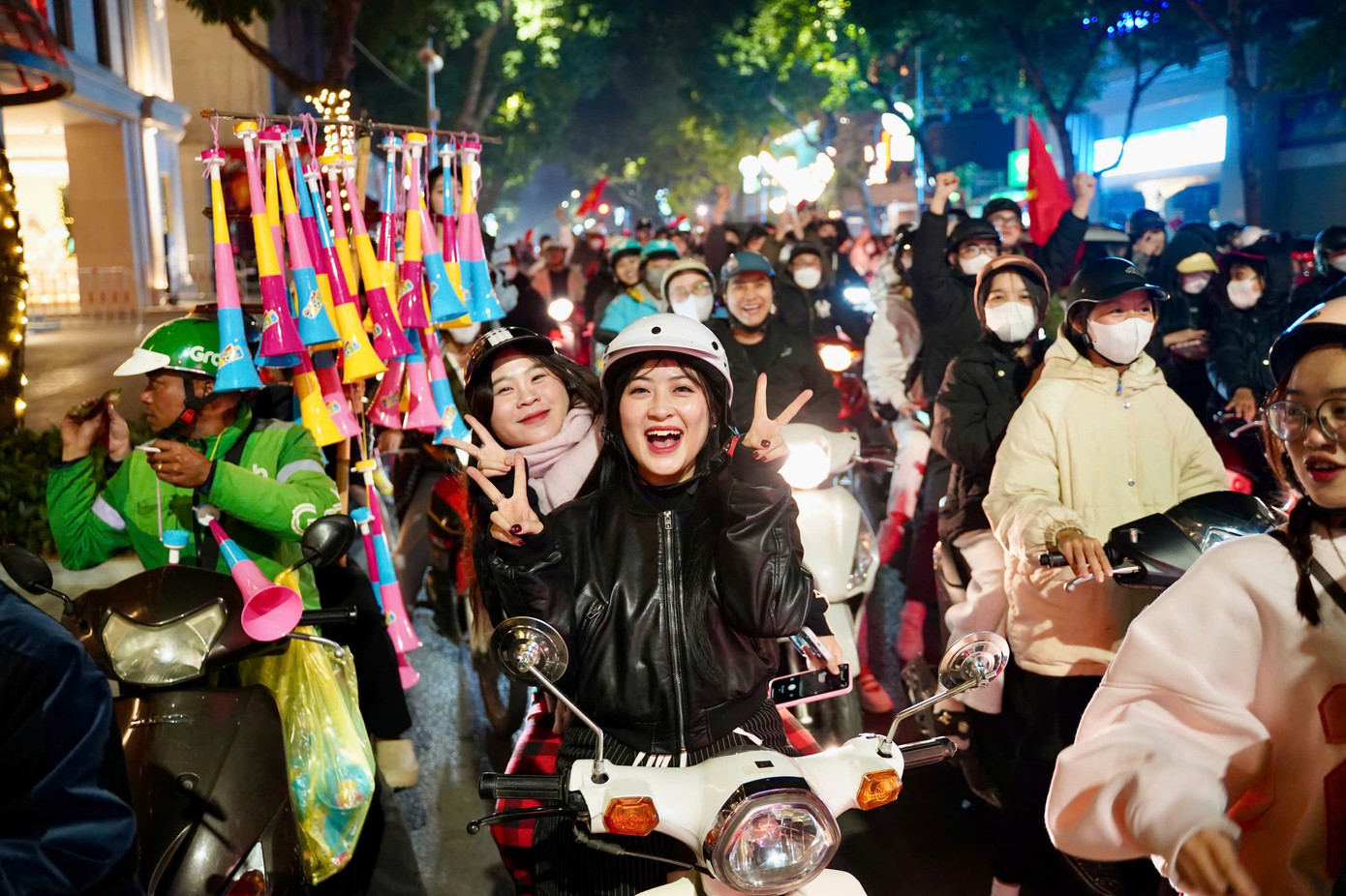 Người hâm mộ mắc kẹt giữa dòng xe tại ngã tư Hai Bà Trưng - Hàng Bài. Người hâm mộ mắc kẹt giữa dòng xe tại ngã tư Hai Bà Trưng - Hàng Bài.