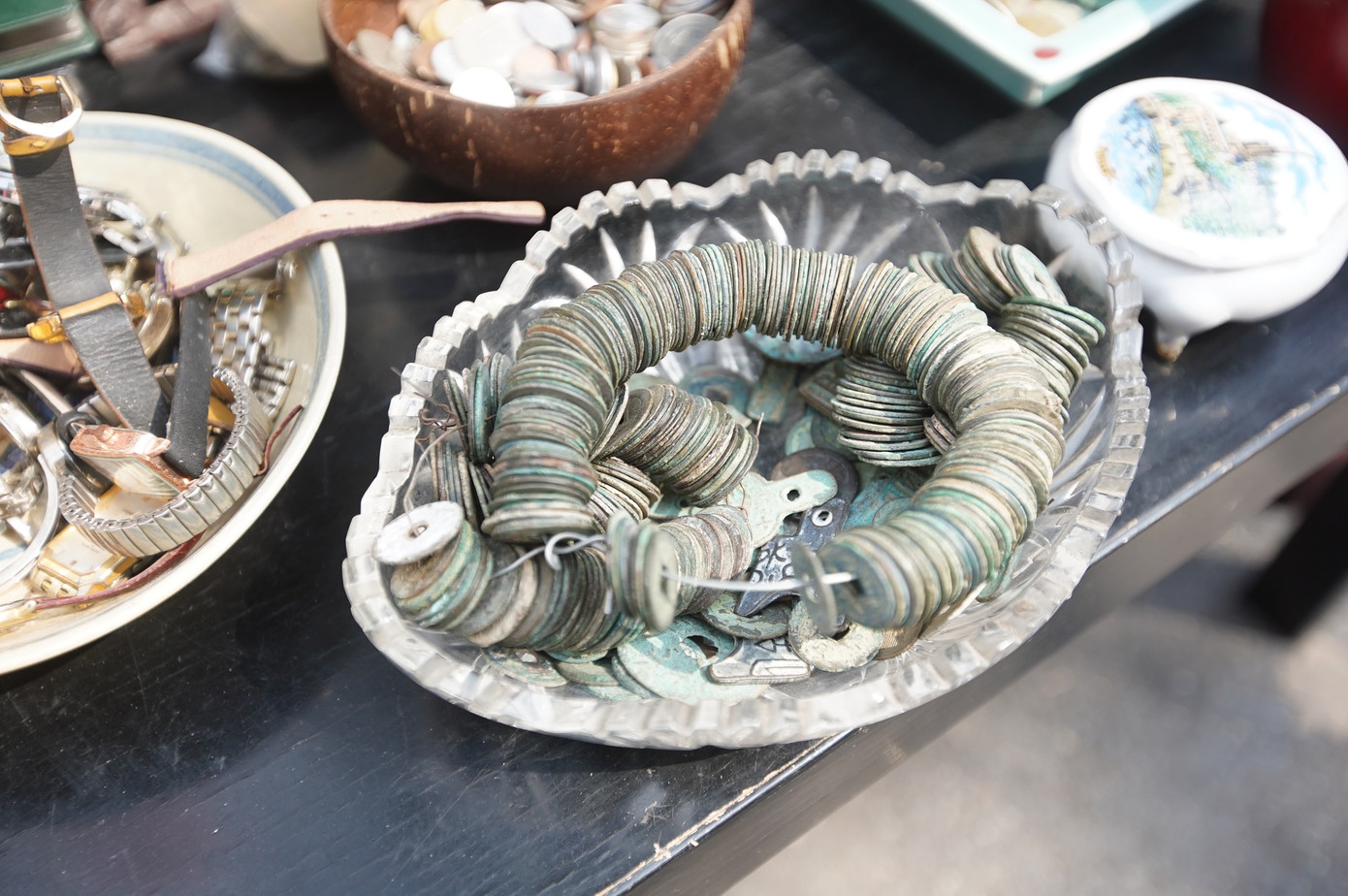 Đồng xu cổ với nhiều hình dạng, giá trị khác nhau được bày bán tại chợ.