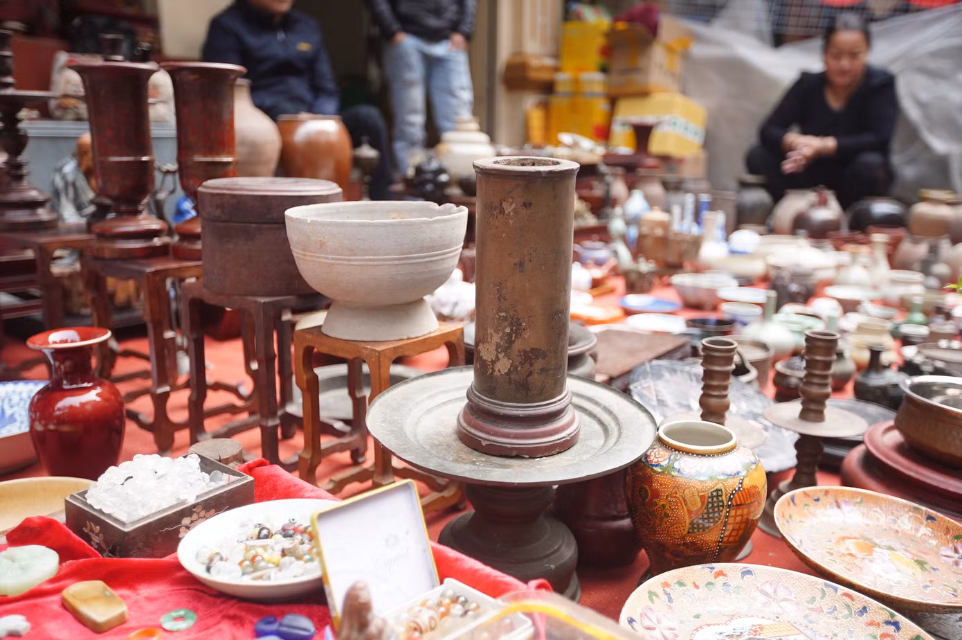 Đa dạng các mặt hàng cổ được tiểu thương sưu tầm bày bán.