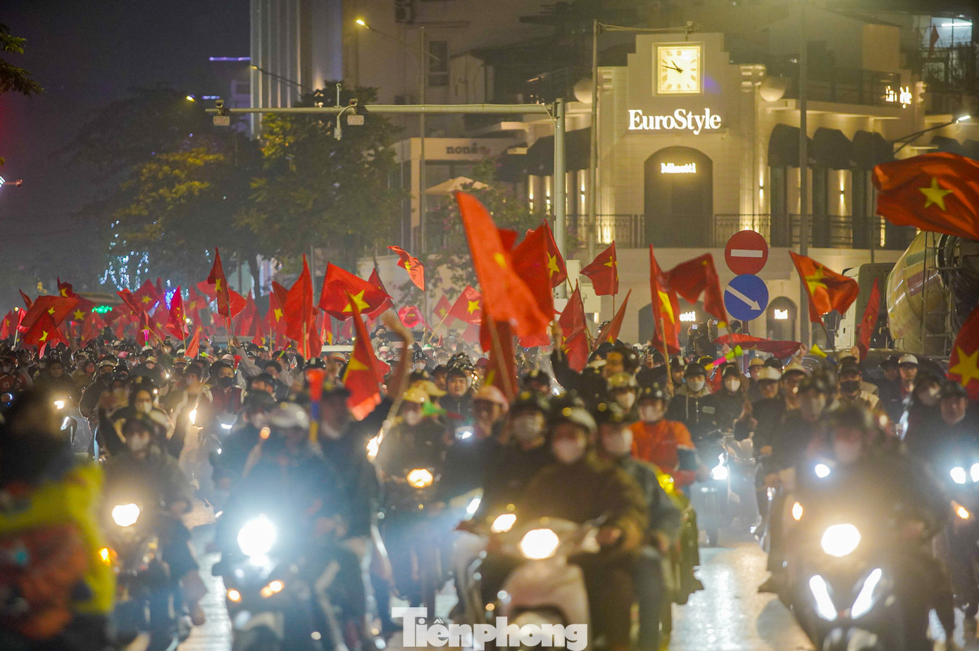 Các con phố rực rỡ màu cờ Tổ quốc.