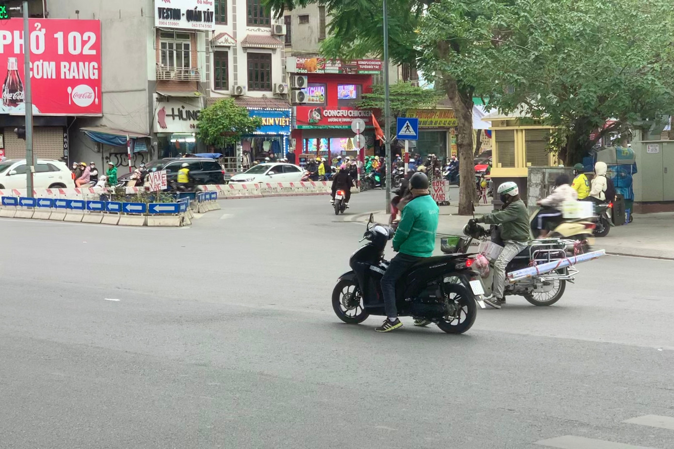 Người điều khiển xe máy vượt đèn đỏ cố băng qua các làn xe.