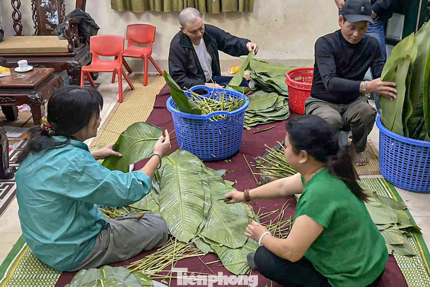 Để làm ra được một chiếc bánh chưng phải làm nhiều công đoạn, từ việc chọn, rửa lá dong to đẹp đến việc chọn thịt ba chỉ, ngâm gạo nếp, đậu xanh.. Bánh được gói cẩn thận, vuông vắn trước khi cho vào nồi.