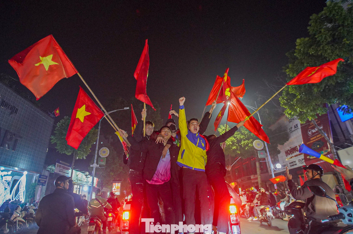Tiếng hô &quot;Việt Nam vô địch!&quot; vang dội khắp phố phường.